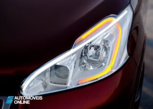 Peugeot 208 GTi Concept 2013 faróis frente