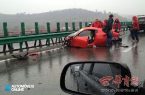 Acidente de viação entre ferrari spider 458 e california perfil esquerdo sem frente vista