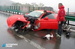 Acidente de viação entre ferrari spider 458 e california perfil esquerdo vista