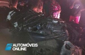 Acidente violento dois Nissan GT-R desfeitos embate arvore 2012