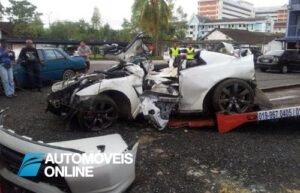Acidente violento dois Nissan GT-R desfeitos imagem em reboque 2012