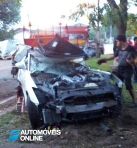 Acidente violento dois Nissan GT-R desfeitos mortes 2012