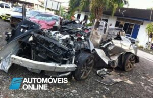 Acidente violento dois Nissan GT-R destruição completa mortes 2012