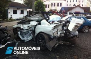 Acidente violento dois Nissan GT-R vista traseira mortes 2012