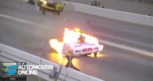 Insólito! Carro explode mas termina a corrida