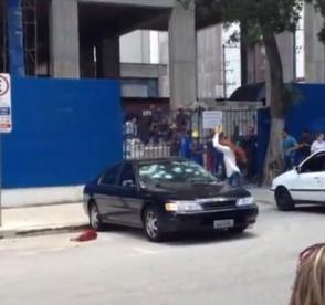 Insólito! Vídeo mostra mulher em fúria a destruir um automóvel à martelada