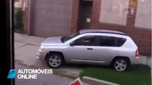 Tribunal condena! Mulher obrigada a andar com placa “Idiota” no seu carro