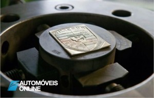 Veja como é produzido o escudo do famoso Porsche
