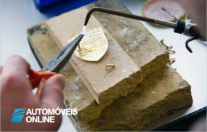 Veja como é produzido o escudo do famoso Porsche