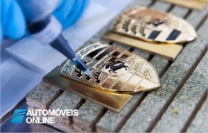 Veja como é produzido o escudo do famoso Porsche