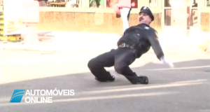 Vídeo espectacular! Polícia regula o trânsito e dança ao mesmo tempo