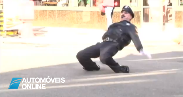 Vídeo espectacular! Polícia regula o trânsito e dança ao mesmo tempo