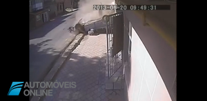 Impressionante vídeo! O carro voa, capota e o condutor sai intacto