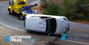 Vídeo! Homem do reboque manda carro pela ribanceira abaixo
