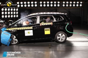 EuroNCAP 2013 Crashteste Kia Carens profile view