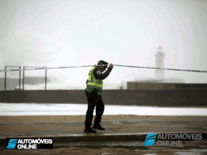 Última hora Porto! Onda gigante engole carros na Foz do Porto