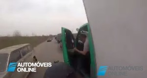 Ui! Dá para arrepiar, um motard grava o seu acidente