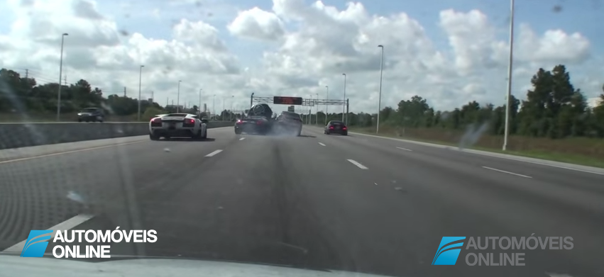 Vídeo Simplesmente impressionante! Corrida ilegal provoca acidente de luxo - Audi R8 Spyder e Mercedes SL AMG