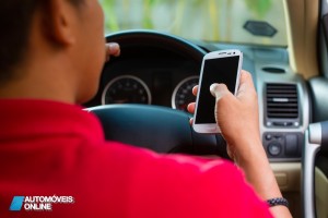 Pena de prisão para quem enviar SMS enquanto conduz