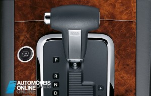 Caixa de velocidades. Travar com a caixa danifica mecânica?