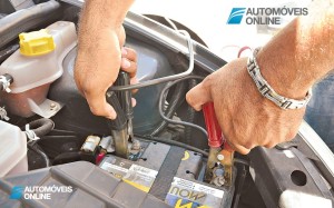 Como encostar uma bateria de um carro