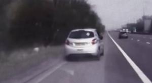 Condutor desmaia ao volante e polícia evita acidente