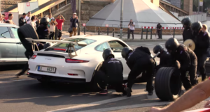 Pit-stop improvável. Vídeo brutal