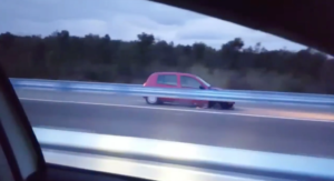 Alcoolizada, sem uma roda e em contramão