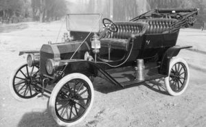 FORD MODEL T (1908) foi o primeiro modelo a ser construído em série