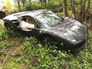 Ferrari 488 GTB destruído com apenas 111 km