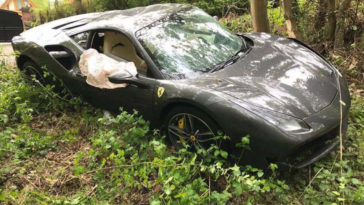Ferrari 488 GTB destruído com apenas 111 km