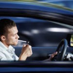 Fumar enquanto conduz é ou não proibido?