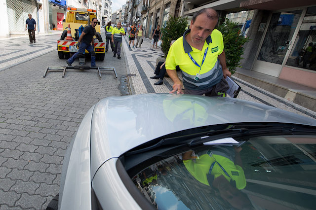 Remover carro da via pública é legal?